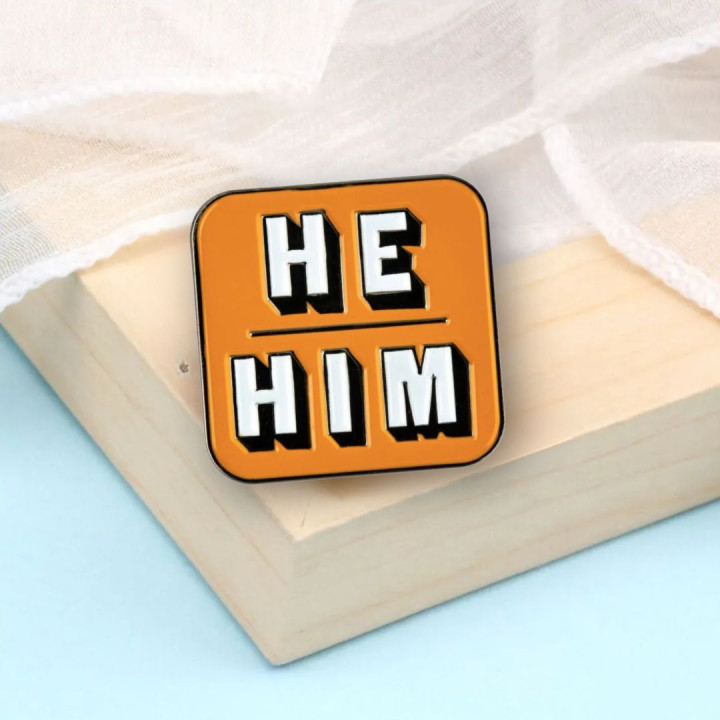 He/him, on/jeho - zájmena - připínací odznak, kovový