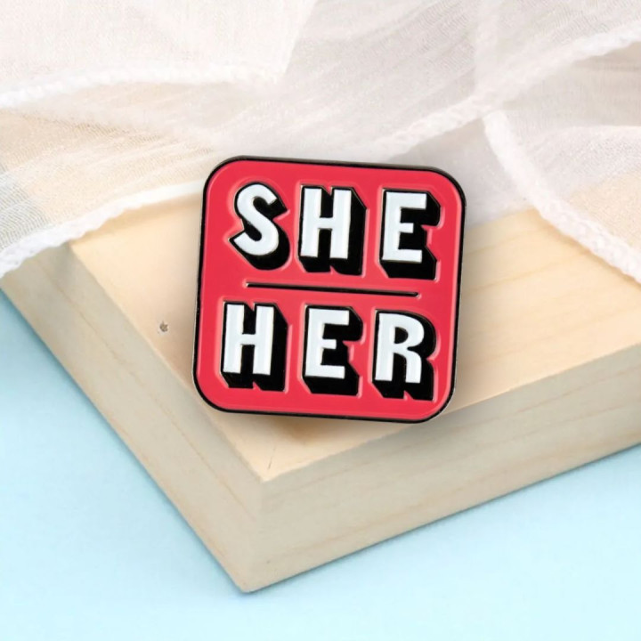 She/her, ona/její - zájmena - připínací odznak, kovový